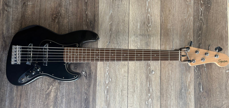 Chargez l'image dans la visionneuse de la galerie, Basse électrique "B-Stock" , Affinity Series™ Jazz Bass® VI, touche en laurier, pickguard noir, noir métallisé