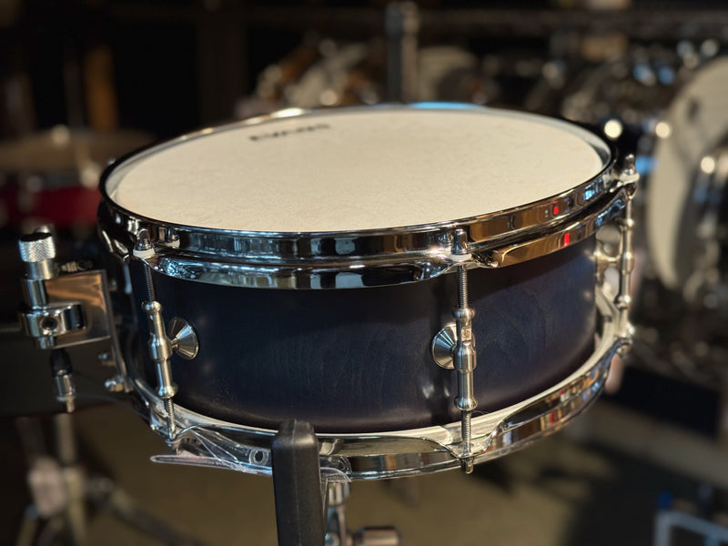 Chargez l'image dans la visionneuse de la galerie, Caisse claire en érable 12x5x3/4 Vernis noir fondu au bleu mat avec triple collerette