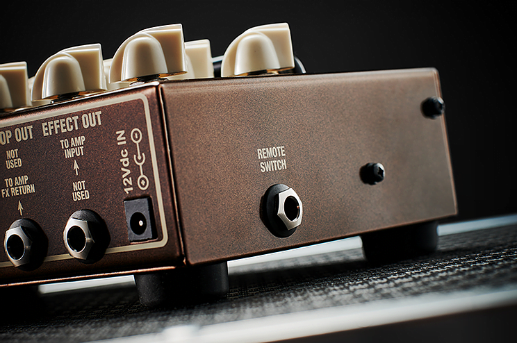 Load image into gallery viewer, Pédale de préamplification "Copper V4 preamp pedal"