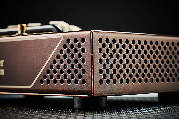 Load image into gallery viewer, Pédale de préamplification "Copper V4 preamp pedal"