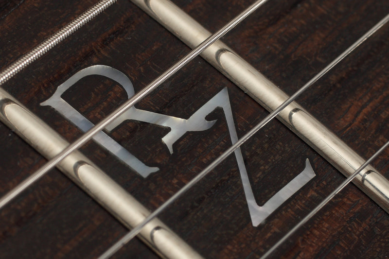 Chargez l'image dans la visionneuse de la galerie, Guitare électrique 6 cordes Robin Zander Corsair, 22 frettes, Manche en ‘’c’’ en ébène avec Bigsby- Blanc et Or (pas d’étui)