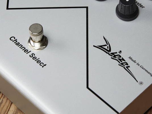 ZERRER Pédale de taille standard avec deux canaux (ch1 : son clair/distordu, ch2 : gain élevé)