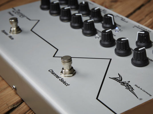 ZERRER Pédale de taille standard avec deux canaux (ch1 : son clair/distordu, ch2 : gain élevé)