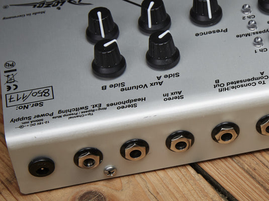 ZERRER Pédale de taille standard avec deux canaux (ch1 : son clair/distordu, ch2 : gain élevé)