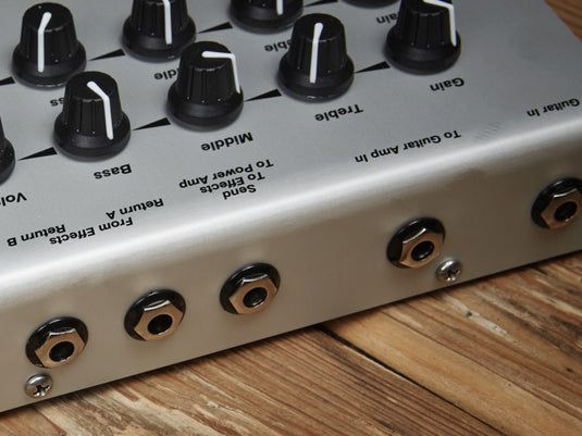 ZERRER Pédale de taille standard avec deux canaux (ch1 : son clair/distordu, ch2 : gain élevé)