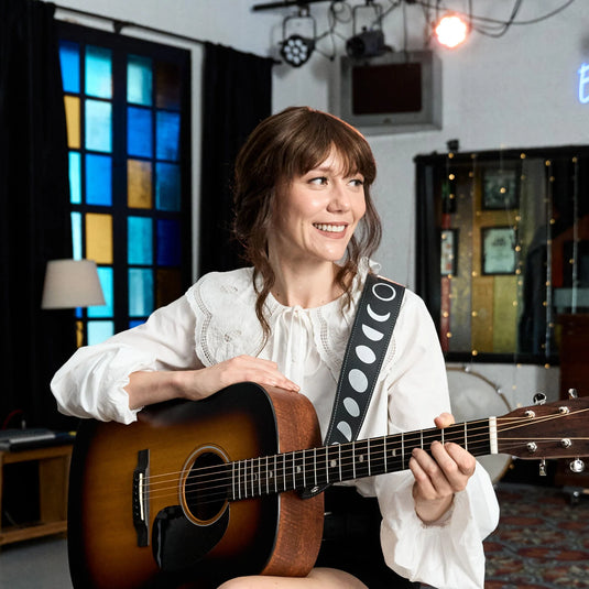 Courroie signature de Molly Tuttle 2.5” en cuir vegan Noir avec gaufrage argenté Réglable de 48" à 53"