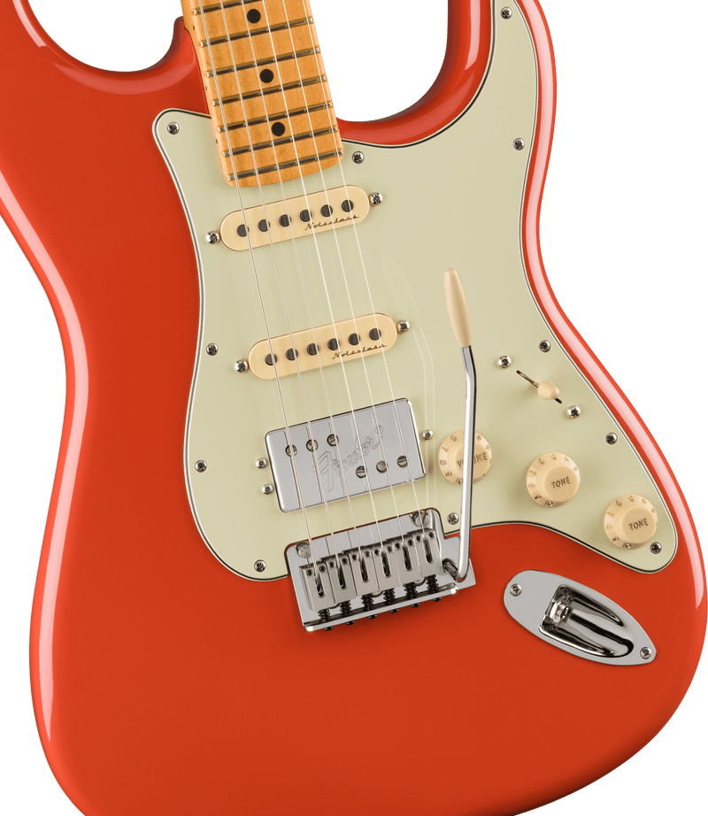 Load image into gallery viewer, PLAYER PLUS STRATOCASTER® HSS Touche en Érable, fini Rouge Fiesta  avec étui souple Deluxe
