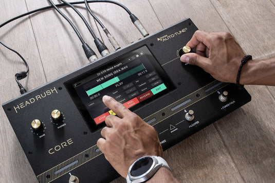 Processeur d'effets/modélisateur d'amplis/processeur vocal compact pour guitare