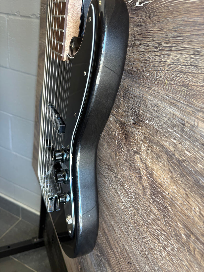 Chargez l&#39;image dans la visionneuse de la galerie, Basse électrique &quot;B-Stock&quot; , Affinity Series™ Jazz Bass® VI, touche en laurier, pickguard noir, noir métallisé
