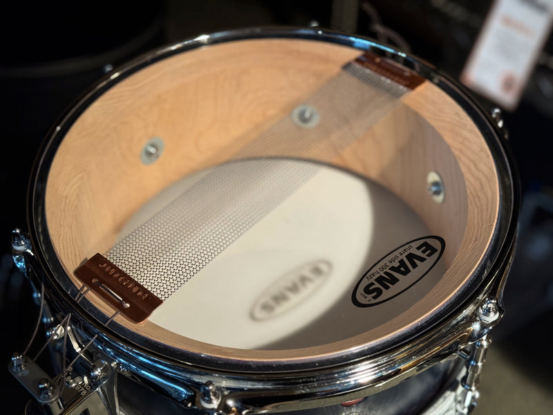 Chargez l&#39;image dans la visionneuse de la galerie, Caisse claire en érable 12x5x3/4 Vernis noir fondu au bleu mat avec triple collerette
